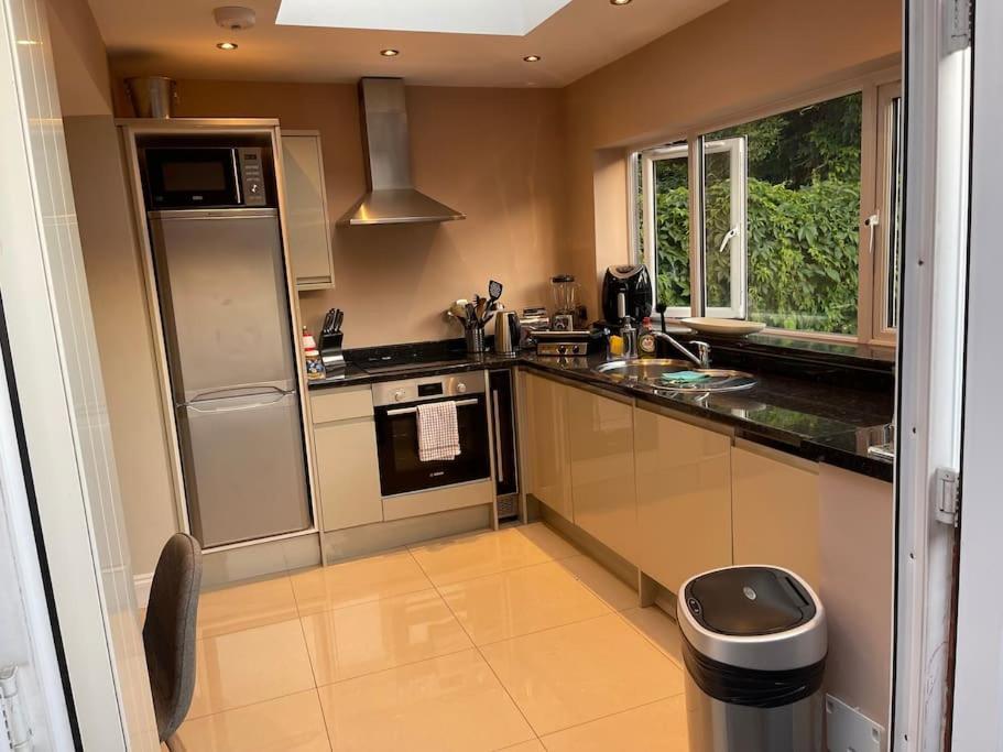 Lovely 2 Bedroom Ground Floor Flat With Garden. London Exterior photo