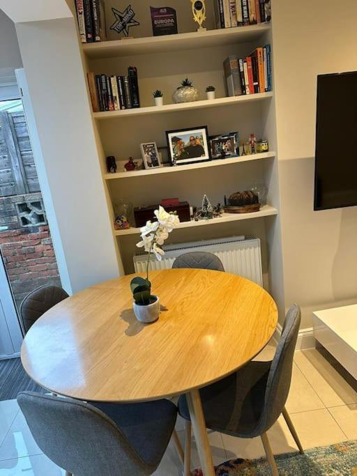 Lovely 2 Bedroom Ground Floor Flat With Garden. London Exterior photo